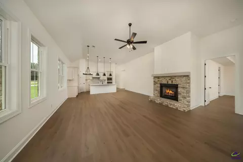Living - 4 Pleasant Oaks Dr, Perry, GA 31069 photo 4 of 8