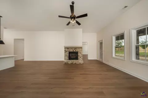 Living - 4 Pleasant Oaks Dr, Perry, GA 31069 photo 5 of 8
