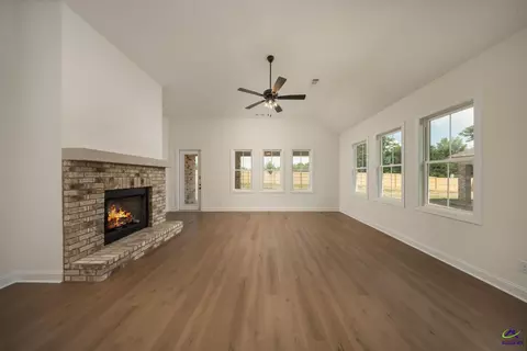 Living - 4 Pleasant Oaks Dr, Perry, GA 31069 photo 1 of 8