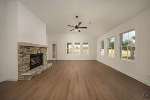 Living - 4 Pleasant Oaks Dr, Perry, GA 31069 photo 2 of 8