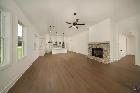 Living - 4 Pleasant Oaks Dr, Perry, GA 31069 photo 6 of 8
