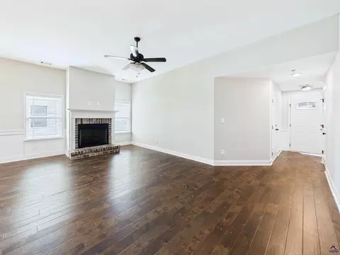 Living - 119 Back Cedar Ln, Warner Robins, GA 31093 photo 2 of 4