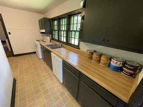 Kitchen - 110 W Peter St, Cochran, GA 31014 photo 2 of 2