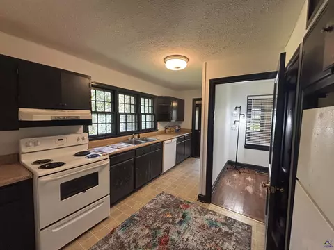 Kitchen - 110 W Peter St, Cochran, GA 31014 photo 1 of 2