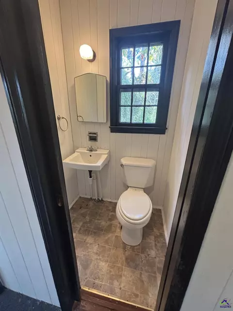 Bath - 110 W Peter St, Cochran, GA 31014 photo 1 of 3