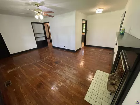Living - 110 W Peter St, Cochran, GA 31014 photo 2 of 3