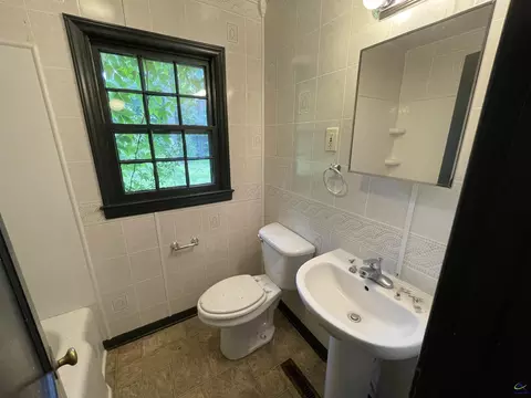 Bath - 110 W Peter St, Cochran, GA 31014 photo 1 of 4