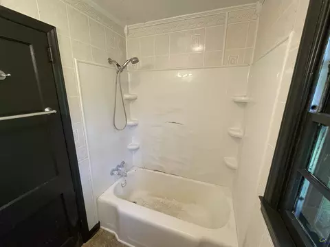 Bath - 110 W Peter St, Cochran, GA 31014 photo 2 of 4