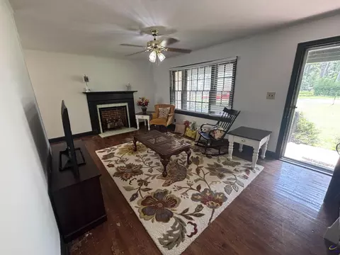 Living - 110 W Peter St, Cochran, GA 31014 photo 2 of 3