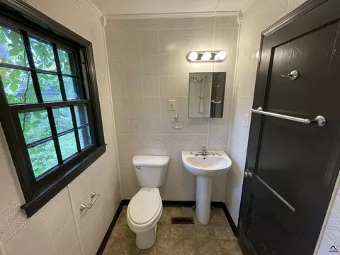 Bath - 110 W Peter St, Cochran, GA 31014 photo 3 of 4