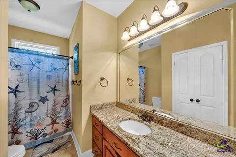 Bath - 805 Arbor Ln, Centerville, GA 31028 photo 1 of 4