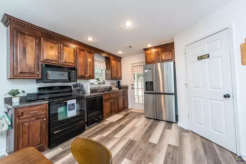 Kitchen - 106 Springfield Ct, Perry, GA 31069 photo 2 of 2