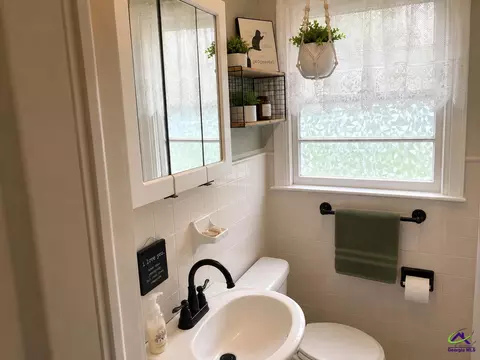 Bath - 604 Lawson Dr, Perry, GA 31069 photo 1 of 1