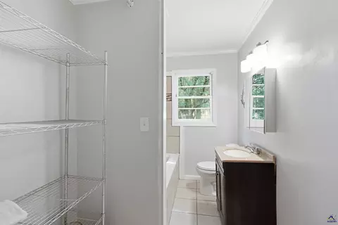 Bath - 930 Forest Ave, Perry, GA 31069 photo 2 of 3