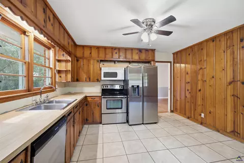 Kitchen - 930 Forest Ave, Perry, GA 31069 photo 3 of 4