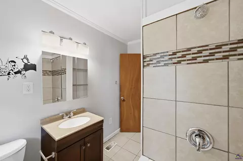 Bath - 930 Forest Ave, Perry, GA 31069 photo 3 of 3