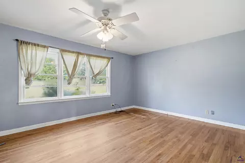 Living - 930 Forest Ave, Perry, GA 31069 photo 2 of 5