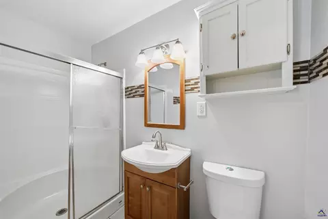 Bath - 930 Forest Ave, Perry, GA 31069 photo 1 of 3