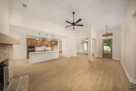 Living - 7 Pleasant Oaks Dr, Perry, GA 31069 photo 5 of 5
