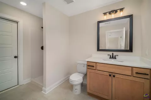 Bath - 7 Pleasant Oaks Dr, Perry, GA 31069 photo 5 of 5