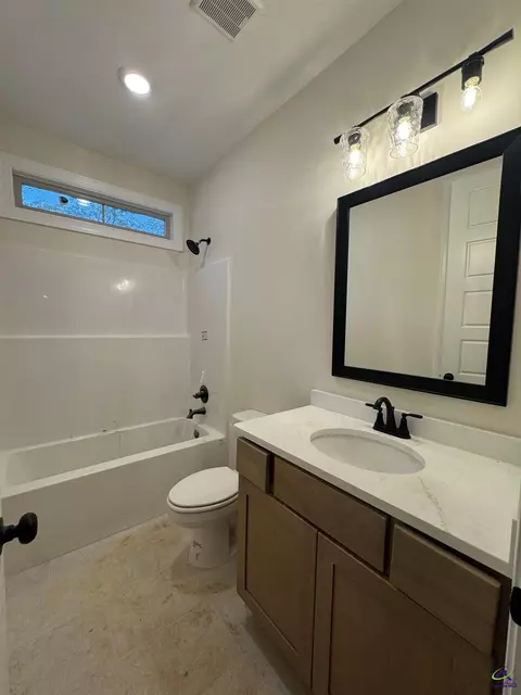 Bath - 7 Pleasant Oaks Dr, Perry, GA 31069 photo 3 of 4