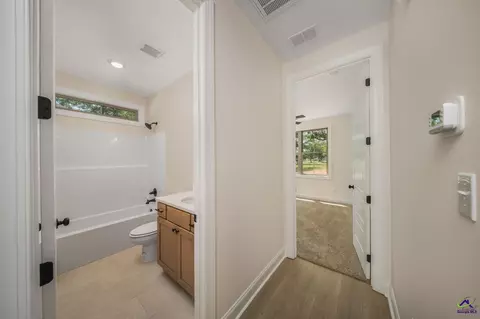 Entry Way - 7 Pleasant Oaks Dr, Perry, GA 31069 photo 6 of 6