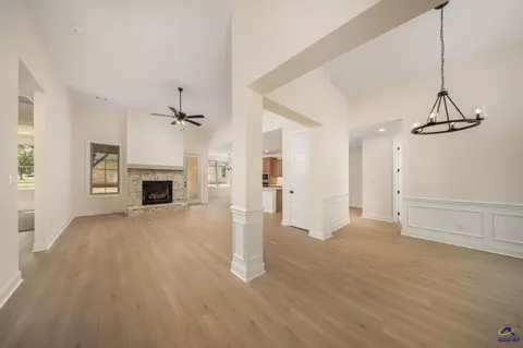 Living - 7 Pleasant Oaks Dr, Perry, GA 31069 photo 2 of 5