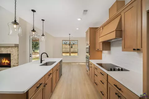 Kitchen - 7 Pleasant Oaks Dr, Perry, GA 31069 photo 2 of 3