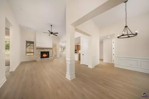 Living - 7 Pleasant Oaks Dr, Perry, GA 31069 photo 1 of 5