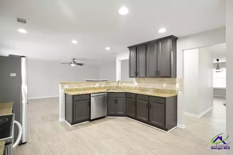 Kitchen - 105 Dane Ter, Warner Robins, GA 31088 photo 2 of 3