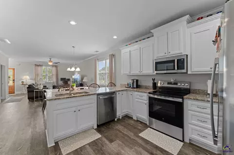Kitchen - 116 Grayton Way, Perry, GA 31069 photo 3 of 4
