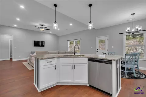 Kitchen - 209 Sugar Maple Ct, Byron, GA 31008 photo 4 of 4