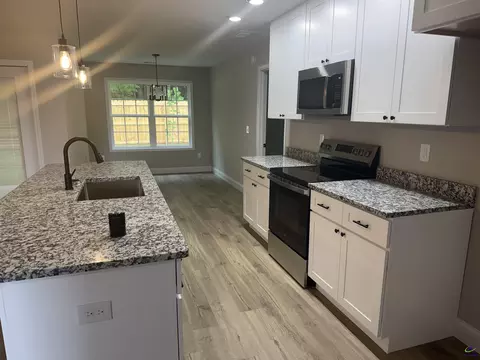 Kitchen - 211 Sutton Dr, Perry, GA 31069 photo 3 of 5