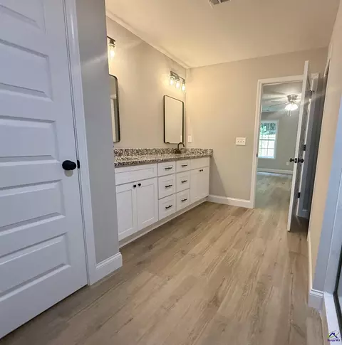 Bath - 211 Sutton Dr, Perry, GA 31069 photo 1 of 2