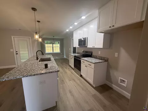 Kitchen - 211 Sutton Dr, Perry, GA 31069 photo 4 of 5