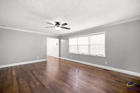 Living - 1003 Cherokee Rd, Perry, GA 31069 photo 2 of 4