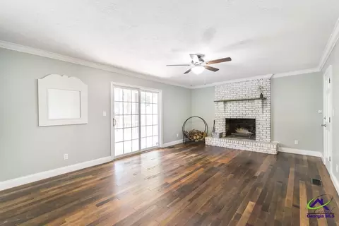 Living - 1003 Cherokee Rd, Perry, GA 31069 photo 3 of 4
