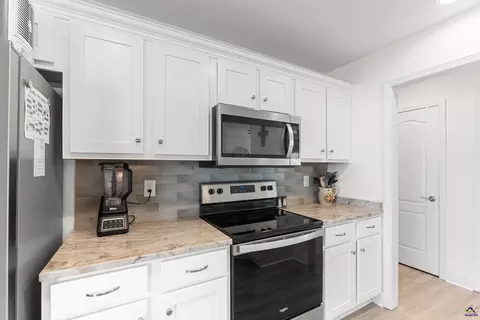 Kitchen - 425 Lamplight Dr, Byron, GA 31008 photo 9 of 10