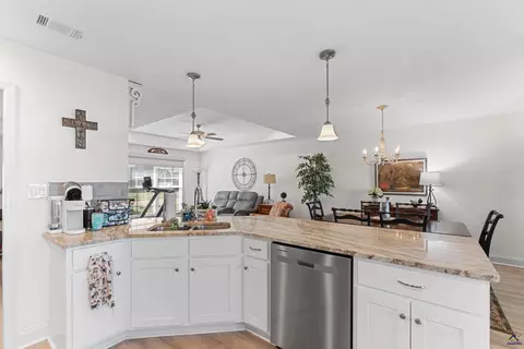 Kitchen - 425 Lamplight Dr, Byron, GA 31008 photo 6 of 10