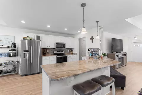 Kitchen - 425 Lamplight Dr, Byron, GA 31008 photo 7 of 10
