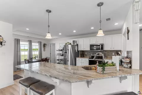 Kitchen - 425 Lamplight Dr, Byron, GA 31008 photo 8 of 10