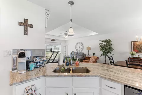 Kitchen - 425 Lamplight Dr, Byron, GA 31008 photo 5 of 10