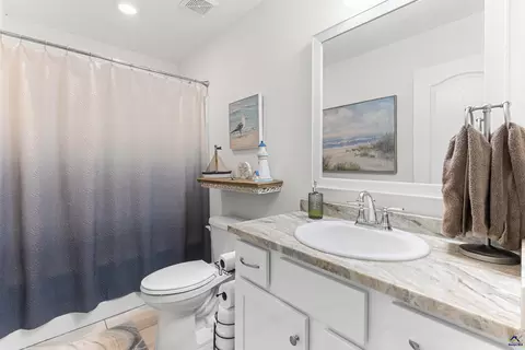 Bath - 425 Lamplight Dr, Byron, GA 31008 photo 1 of 5