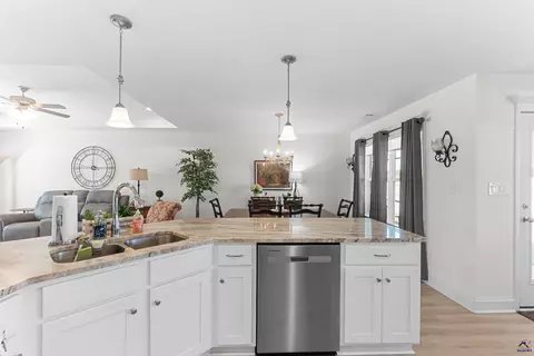 Kitchen - 425 Lamplight Dr, Byron, GA 31008 photo 10 of 10