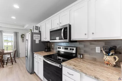 Kitchen - 425 Lamplight Dr, Byron, GA 31008 photo 2 of 10