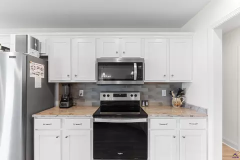 Kitchen - 425 Lamplight Dr, Byron, GA 31008 photo 3 of 10