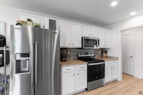 Kitchen - 425 Lamplight Dr, Byron, GA 31008 photo 4 of 10