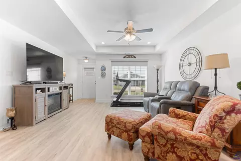 Living - 425 Lamplight Dr, Byron, GA 31008 photo 2 of 3