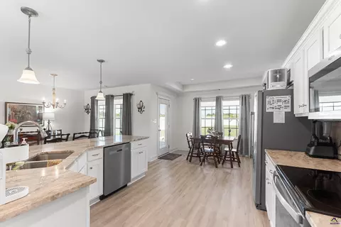 Kitchen - 425 Lamplight Dr, Byron, GA 31008 photo 1 of 10