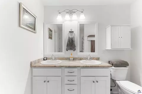 Bath - 425 Lamplight Dr, Byron, GA 31008 photo 4 of 5